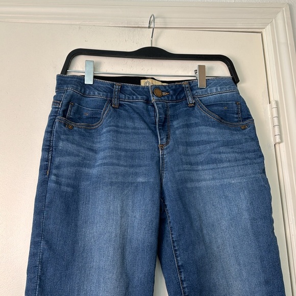 Democracy "Ab Technology" Denim Short Capris Mid/Dark Wash Size 6 w/ stretch - Picture 2 of 6